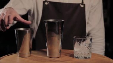 Barda alkollü kokteyl hazırlama süreci.