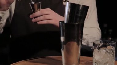 Barda alkollü kokteyl hazırlama süreci.