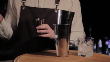 Barda alkollü kokteyl hazırlama süreci.