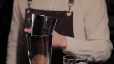 Barda alkollü kokteyl hazırlama süreci.