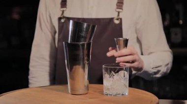 Barda alkollü kokteyl hazırlama süreci.