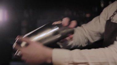 Barda alkollü kokteyl hazırlama süreci.