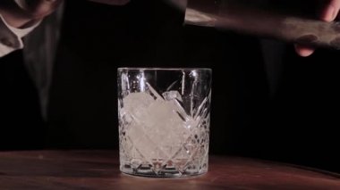 Barda alkollü kokteyl hazırlama süreci.