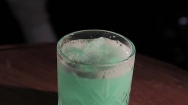 barda içecek hazır alkollü kokteyl.