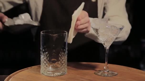 Barda alkollü kokteyl hazırlama süreci. — Stok video