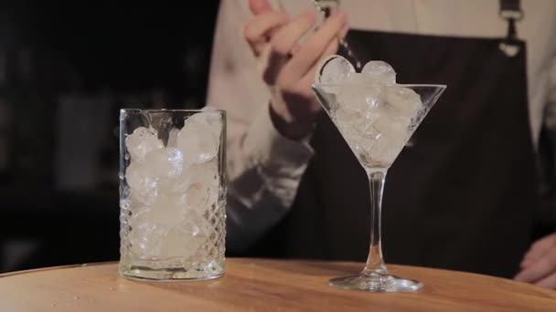 Het proces van de voorbereiding van een alcoholische cocktail aan de bar. — Stockvideo