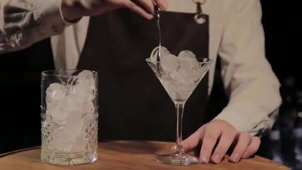 The process of preparing an alcoholic cocktail at the bar. — Stock Video