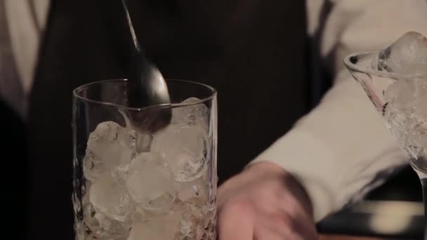 Il processo di preparazione di un cocktail alcolico al bar . — Video Stock