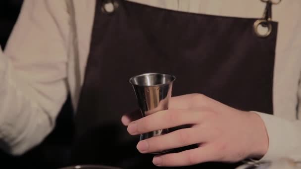 Proses mempersiapkan koktail alkohol di bar. . — Stok Video