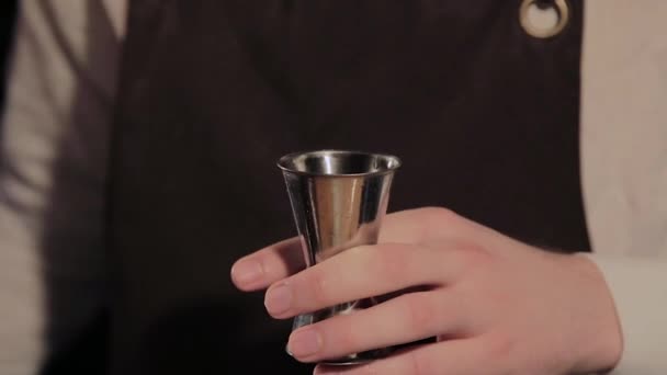 Le processus de préparation d'un cocktail alcoolisé au bar . — Video