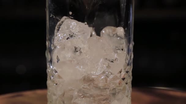 Ємність для коктейлю з льодом у барі . — стокове відео