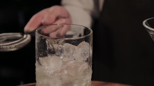 Der Prozess der Zubereitung eines alkoholischen Cocktails an der Bar. — Stockvideo