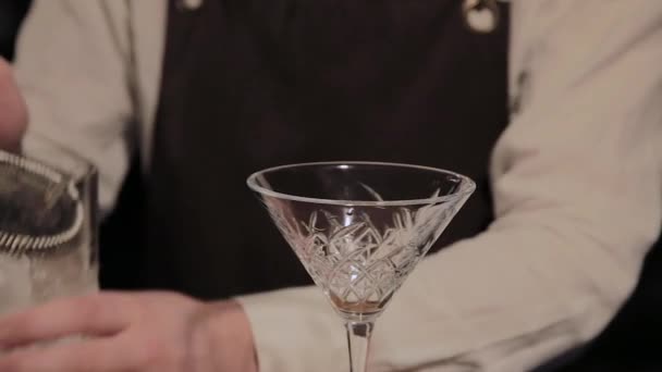 Barda alkollü kokteyl hazırlama süreci. — Stok video