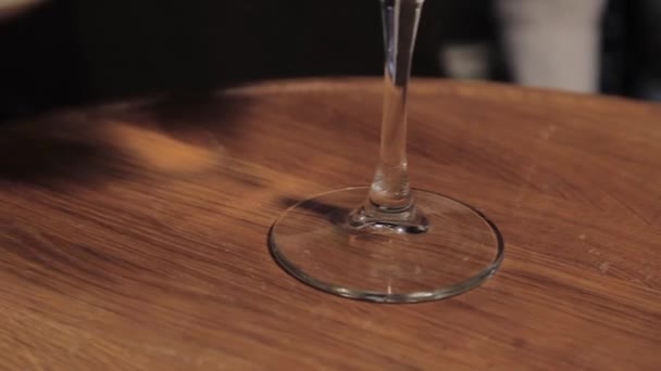 Готовый к употреблению алкогольный коктейль в баре . — стоковое видео