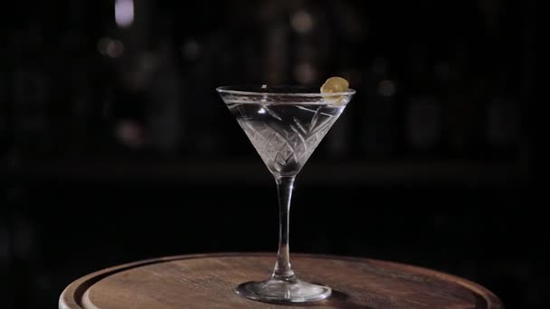 Alkoholhaltig cocktail drink i baren. — Stockvideo