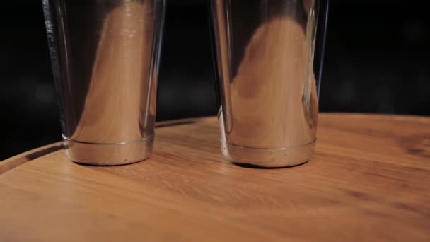 Cocktail shaker and beaker pour préparer des boissons sur le comptoir du bar dans le pub fermer. Bar à cocktails ustensiles, shaker and beaker en boîte de nuit .