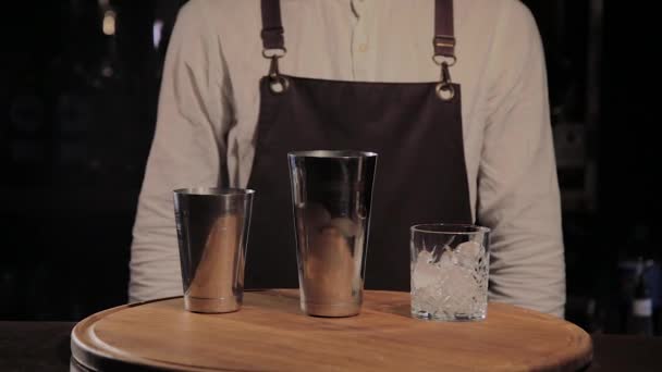 Le processus de préparation d'un cocktail alcoolisé au bar . — Video