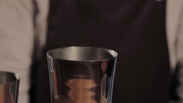 Le processus de préparation d'un cocktail alcoolisé au bar .