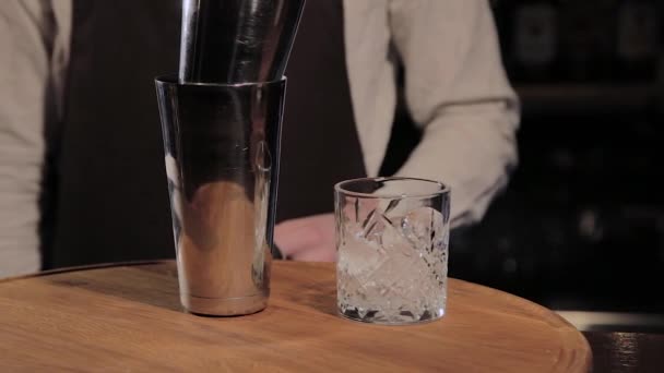 The process of preparing an alcoholic cocktail at the bar. — Stock Video