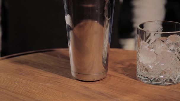 바에서 알코올 칵테일을 준비 하는 과정. — 비디오