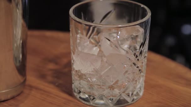 Вместимость для коктейля со льдом в баре . — стоковое видео