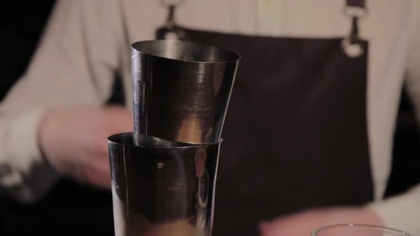 El proceso de preparación de un cóctel alcohólico en el bar . — Vídeos de Stock