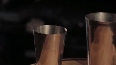Kokteyl shaker ve sayaç pub bar üzerinde hazırlık içecekler için kabı kapatın. Kokteyl bar gereçleri, shaker ve gece kulübü kabı.
