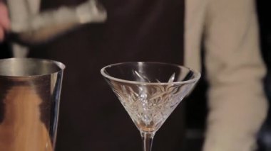 Barda alkollü kokteyl hazırlama süreci.