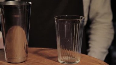 Barda alkollü kokteyl hazırlama süreci.