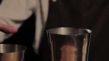 Barda alkollü kokteyl hazırlama süreci.