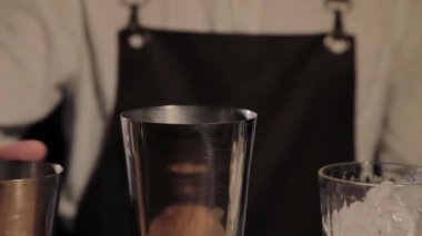 Barda alkollü kokteyl hazırlama süreci.