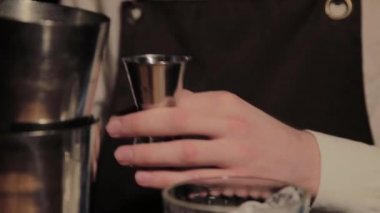 Barda alkollü kokteyl hazırlama süreci.