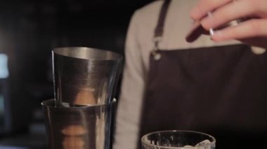 Barda alkollü kokteyl hazırlama süreci.