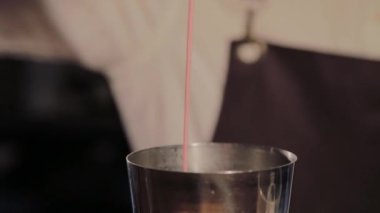 Barda alkollü kokteyl hazırlama süreci.