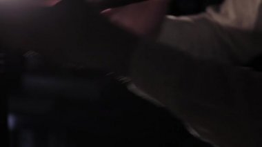 Barda alkollü kokteyl hazırlama süreci.