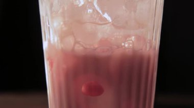 Barda alkollü kokteyl hazırlama süreci.