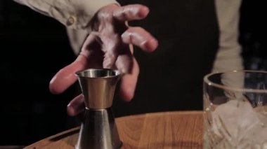 Barda alkollü kokteyl hazırlama süreci.