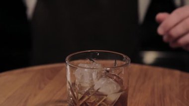 Barda alkollü kokteyl hazırlama süreci.