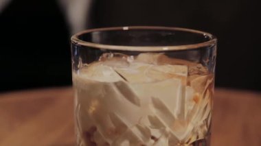 Barda alkollü kokteyl hazırlama süreci.