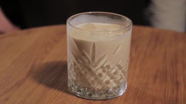 Barda alkollü kokteyl hazırlama süreci.