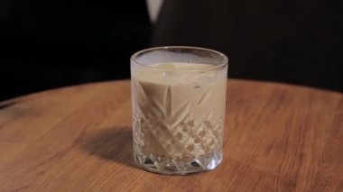 Barda alkollü kokteyl hazırlama süreci.