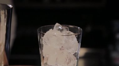 Barda buz ile bir kokteyl için kapasite.
