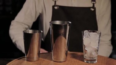 Barda alkollü kokteyl hazırlama süreci.