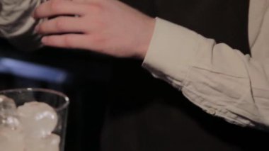 Barda alkollü kokteyl hazırlama süreci.