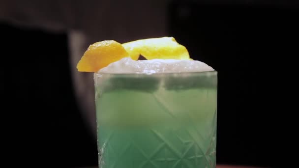 Готовий до вживання алкогольний коктейль у барі . — стокове відео