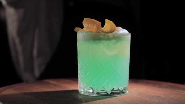 Cocktail alcolico pronto da bere al bar . — Video Stock
