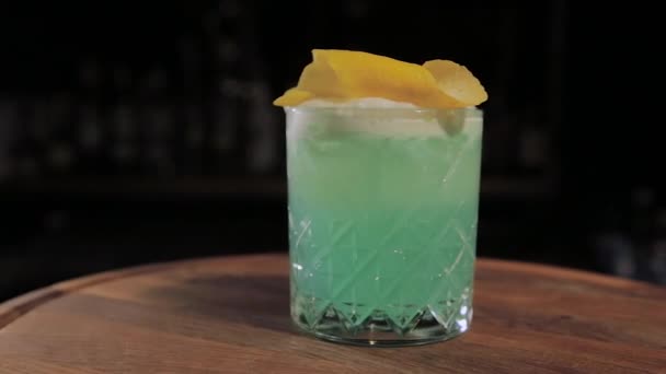 Готовий до вживання алкогольний коктейль у барі . — стокове відео