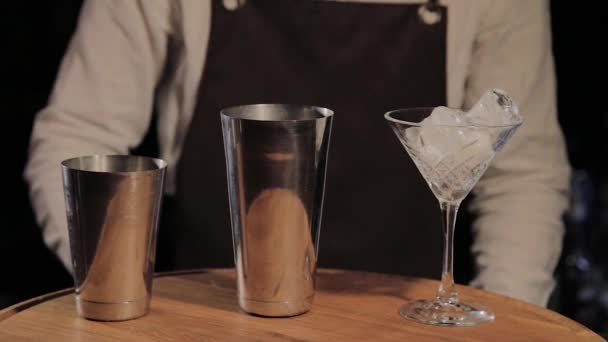 Het proces van de voorbereiding van een alcoholische cocktail aan de bar. — Stockvideo