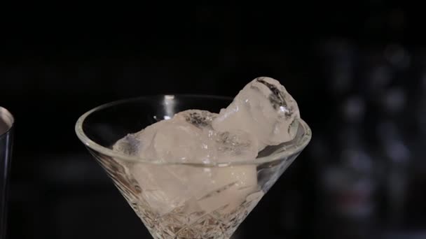 Ємність для коктейлю з льодом у барі . — стокове відео