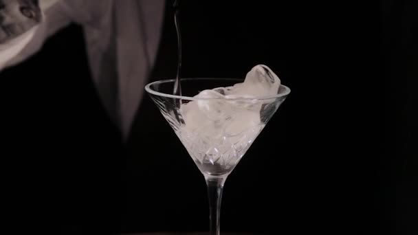 Processen att förbereda en alkoholhaltig cocktail i baren. — Stockvideo